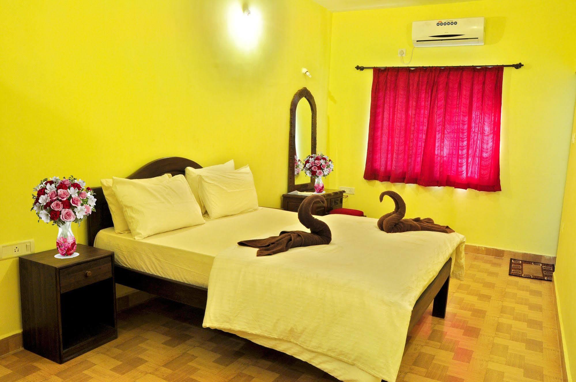 Marina Bay Beach Resort Кандолим Екстериор снимка