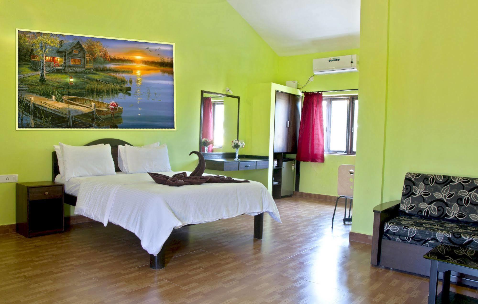 Marina Bay Beach Resort Кандолим Екстериор снимка